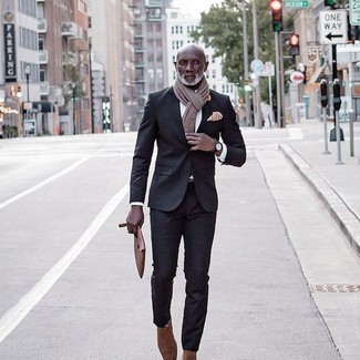 Comment porter une écharpe marron après 50 ans: Pense à opter pour un costume noir et une écharpe marron pour une tenue idéale le week-end. Transforme-toi en bête de mode et fais d'une paire de bottines chelsea en daim marron ton choix de souliers.