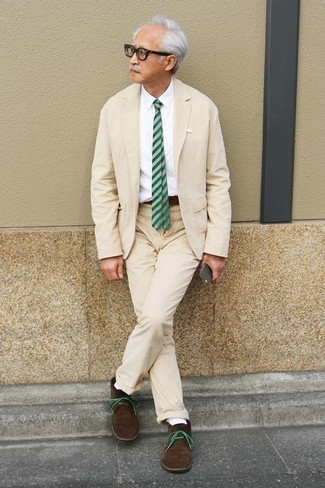 Comment porter une cravate à rayures horizontales verte: Associe un costume beige avec une cravate à rayures horizontales verte pour un look classique et élégant. Jouez la carte décontractée pour les chaussures et opte pour une paire de bottines chukka en daim marron foncé.