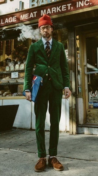 Comment porter une cravate à rayures horizontales vert foncé: Pense à associer un costume en velours côtelé vert foncé avec une cravate à rayures horizontales vert foncé pour dégager classe et sophistication. Mélange les styles en portant une paire de bottines chukka en daim marron.