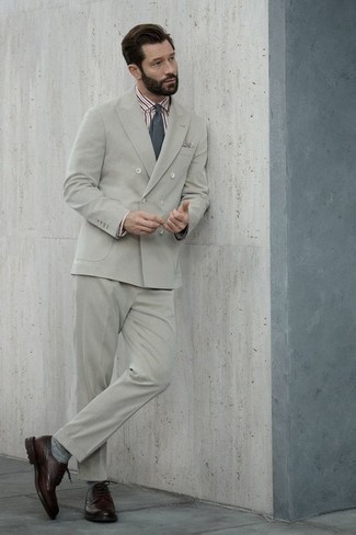 Comment porter une cravate gris foncé: Porte un costume gris et une cravate gris foncé pour une silhouette classique et raffinée. Tu veux y aller doucement avec les chaussures? Complète cet ensemble avec une paire de chaussures brogues en cuir bordeaux pour la journée.