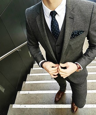 Comment porter une cravate á pois noire pour un style elégantes au printemps à 20 ans: Choisis un costume en laine gris et une cravate á pois noire pour une silhouette classique et raffinée. Pourquoi ne pas ajouter une paire de chaussures brogues en cuir marron à l'ensemble pour une allure plus décontractée? Ce look est juste top et idéal pour pour les journées printanières.
