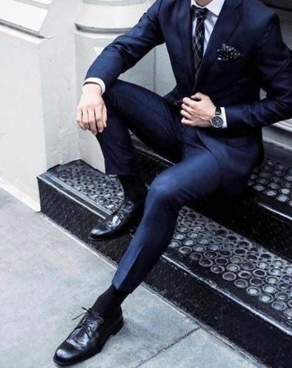 Comment porter une cravate écossaise bleu marine: Pense à harmoniser un costume bleu marine avec une cravate écossaise bleu marine pour un look pointu et élégant. Si tu veux éviter un look trop formel, termine ce look avec une paire de chaussures brogues en cuir pourpre foncé.