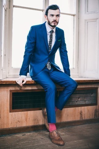 Comment porter des chaussettes roses pour un style elégantes: Essaie de marier un costume bleu avec des chaussettes roses pour un look de tous les jours facile à porter. Une paire de chaussures brogues en cuir marron ajoutera de l'élégance à un look simple.