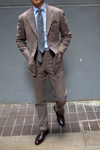Tenue: Costume écossais marron, Chemise de ville bleu clair, Chaussures brogues en cuir marron foncé, Cravate grise