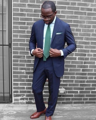 Comment porter une cravate verte quand il fait chaud à 30 ans: Porte un costume bleu marine et une cravate verte pour dégager classe et sophistication. Une paire de chaussures brogues en cuir marron apporte une touche de décontraction à l'ensemble.
