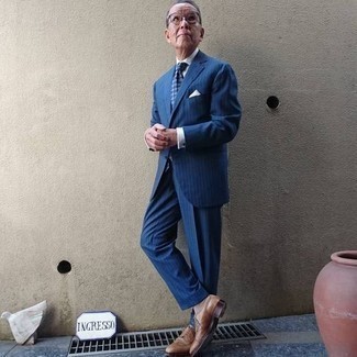 Comment porter une cravate imprimée bleu marine et blanc après 60 ans: Associe un costume à rayures verticales bleu avec une cravate imprimée bleu marine et blanc pour un look pointu et élégant. Jouez la carte décontractée pour les chaussures et fais d'une paire de chaussures brogues en cuir marron clair ton choix de souliers.