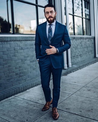 Comment porter une cravate bleu canard: Essaie d'associer un costume bleu marine avec une cravate bleu canard pour une silhouette classique et raffinée. Tu veux y aller doucement avec les chaussures? Assortis cette tenue avec une paire de chaussures brogues en cuir marron pour la journée.