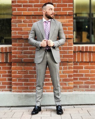 Comment porter une cravate écossaise pourpre foncé: Pense à harmoniser un costume gris avec une cravate écossaise pourpre foncé pour dégager classe et sophistication. Tu veux y aller doucement avec les chaussures? Opte pour une paire de chaussures brogues en cuir noires pour la journée.