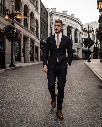 Comment porter une cravate beige pour un style elégantes: Essaie d'harmoniser un costume bleu marine avec une cravate beige pour un look pointu et élégant. Pour les chaussures, fais un choix décontracté avec une paire de chaussures brogues en cuir marron.
