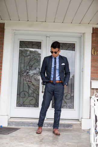 Comment porter une cravate bleu marine: Associe un costume bleu marine avec une cravate bleu marine pour dégager classe et sophistication. Tu veux y aller doucement avec les chaussures? Fais d'une paire de chaussures brogues en cuir marron ton choix de souliers pour la journée.