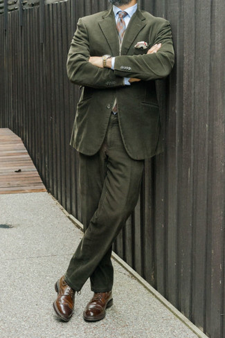 Comment porter une cravate écossaise marron foncé: Associe un costume olive avec une cravate écossaise marron foncé pour un look classique et élégant. Si tu veux éviter un look trop formel, termine ce look avec une paire de chaussures brogues en cuir marron.