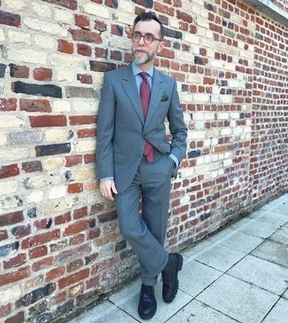 Comment porter une cravate imprimée après 50 ans: Essaie d'associer un costume gris foncé avec une cravate imprimée pour une silhouette classique et raffinée. Tu veux y aller doucement avec les chaussures? Fais d'une paire de chaussures brogues en cuir pourpre foncé ton choix de souliers pour la journée.