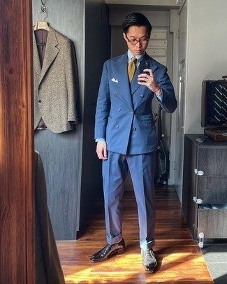 Comment porter une cravate moutarde: Pense à opter pour un costume bleu marine et une cravate moutarde pour une silhouette classique et raffinée. Mélange les styles en portant une paire de chaussures brogues en cuir noires.