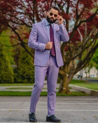 Comment porter un costume violet clair: Fais l'expérience d'un style élégant et raffiné avec un costume violet clair et une chemise de ville en vichy violet clair. Mélange les styles en portant une paire de chaussures brogues en cuir noires.