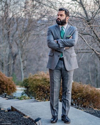Comment porter une cravate verte: Pense à associer un costume écossais gris avec une cravate verte pour dégager classe et sophistication. Une paire de chaussures brogues en cuir bleu marine apportera un joli contraste avec le reste du look.