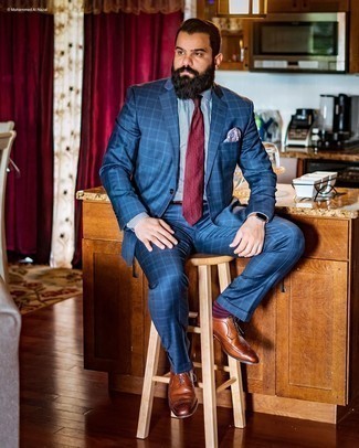 Comment porter une cravate turquoise: Opte pour un costume écossais bleu marine avec une cravate turquoise pour dégager classe et sophistication. Une paire de chaussures brogues en cuir marron apporte une touche de décontraction à l'ensemble.