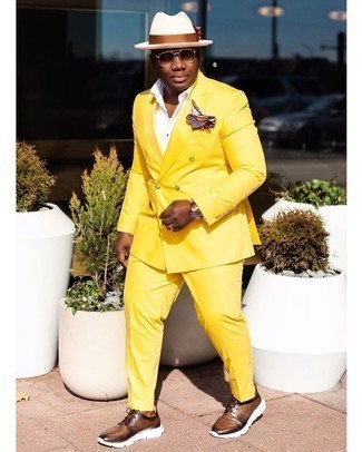 Comment porter un costume moutarde quand il fait chaud à 30 ans: Pense à harmoniser un costume moutarde avec une chemise de ville blanche pour un look classique et élégant. Si tu veux éviter un look trop formel, opte pour une paire de chaussures de sport marron.
