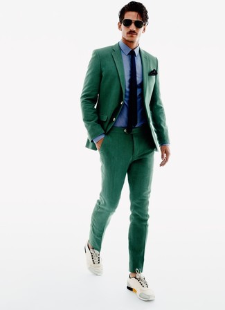 Tenue: Costume vert, Chemise de ville bleue, Chaussures de sport beiges, Cravate bleu marine