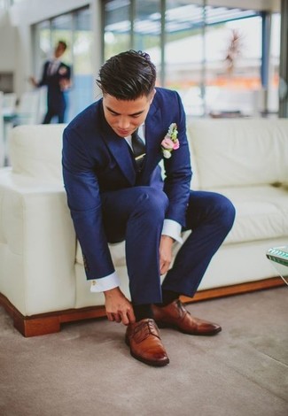 Comment porter des chaussures derby en cuir tabac à 30 ans: Pense à marier un costume bleu avec une chemise de ville blanche pour dégager classe et sophistication. D'une humeur audacieuse? Complète ta tenue avec une paire de chaussures derby en cuir tabac.