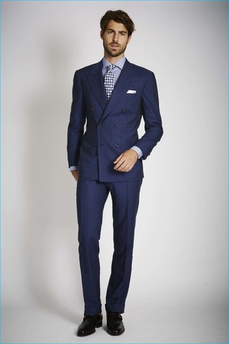 Comment porter une cravate á pois bleue: Associe un costume bleu marine avec une cravate á pois bleue pour un look classique et élégant. Jouez la carte décontractée pour les chaussures et complète cet ensemble avec une paire de chaussures derby en cuir noires.