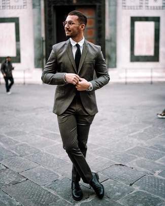 Comment porter une cravate noire: Associe un costume gris foncé avec une cravate noire pour un look pointu et élégant. Si tu veux éviter un look trop formel, complète cet ensemble avec une paire de chaussures derby en cuir noires.