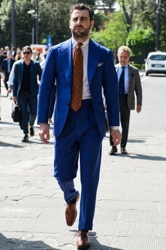 Tenue: Costume bleu, Chemise de ville à rayures verticales blanche, Chaussures derby en cuir marron, Cravate imprimée orange