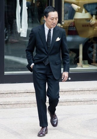 Comment porter une cravate á pois noire après 40 ans: Pense à associer un costume noir avec une cravate á pois noire pour dégager classe et sophistication. Pour les chaussures, fais un choix décontracté avec une paire de chaussures derby en cuir pourpre foncé.