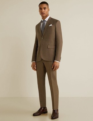 Comment porter une cravate á pois grise: Essaie d'associer un costume marron avec une cravate á pois grise pour un look pointu et élégant. Si tu veux éviter un look trop formel, fais d'une paire de chaussures derby en cuir marron foncé ton choix de souliers.
