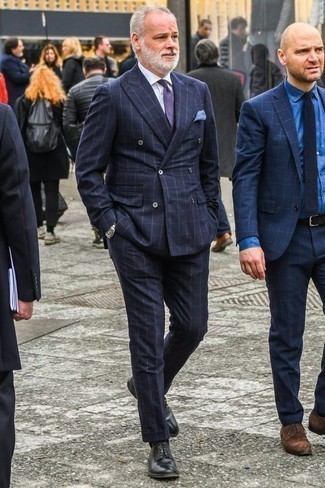 Comment porter une cravate violette: Opte pour un costume à carreaux bleu marine avec une cravate violette pour une silhouette classique et raffinée. Mélange les styles en portant une paire de chaussures derby en cuir noires.