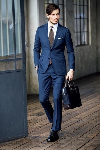 Comment porter une cravate marron à 30 ans: Essaie de marier un costume bleu marine avec une cravate marron pour un look pointu et élégant. Mélange les styles en portant une paire de chaussures derby en cuir noires.