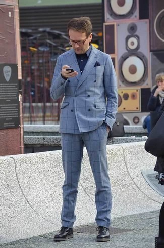 Comment s'habiller après 40 ans pour un style elégantes: Harmonise un costume bleu clair avec une chemise de ville bleu marine pour un look pointu et élégant. Jouez la carte décontractée pour les chaussures et termine ce look avec une paire de des chaussures derby en cuir noires.