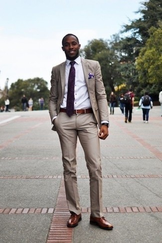 Comment porter une cravate violette: Harmonise un costume beige avec une cravate violette pour une silhouette classique et raffinée. Si tu veux éviter un look trop formel, assortis cette tenue avec une paire de chaussures derby en cuir marron.