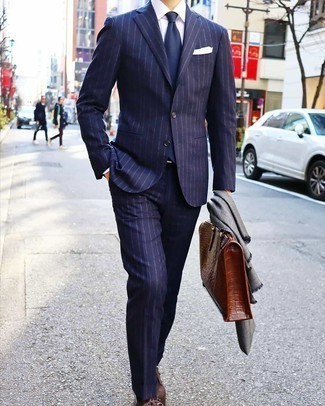 Comment porter une cravate bleu marine: Harmonise un costume à rayures verticales bleu marine avec une cravate bleu marine pour un look classique et élégant. Si tu veux éviter un look trop formel, opte pour une paire de chaussures derby en cuir marron.