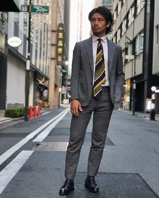 Comment porter une cravate olive quand il fait chaud à 30 ans: Essaie d'associer un costume gris avec une cravate olive pour un look pointu et élégant. Décoince cette tenue avec une paire de chaussures derby en cuir noires.