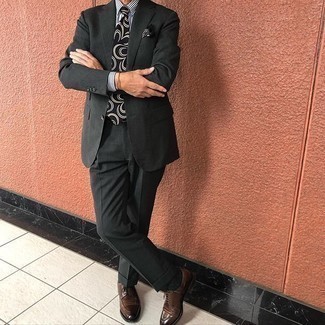 Comment porter une cravate imprimée noire et blanche en été: Harmonise un costume gris foncé avec une cravate imprimée noire et blanche pour un look pointu et élégant. Si tu veux éviter un look trop formel, choisis une paire de chaussures derby en cuir marron foncé. Bref, cette tenue d'été est super.