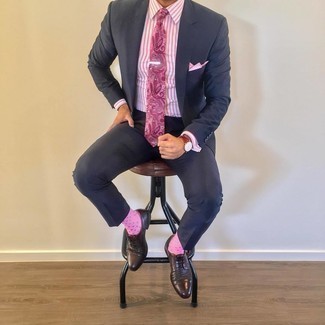 Comment porter une cravate imprimée cachemire rose: Essaie d'associer un costume bleu marine avec une cravate imprimée cachemire rose pour dégager classe et sophistication. Pourquoi ne pas ajouter une paire de chaussures derby en cuir tressées marron foncé à l'ensemble pour une allure plus décontractée?