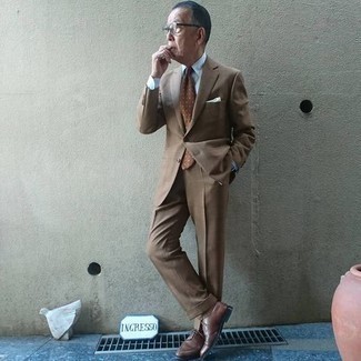 Comment porter une cravate á pois tabac quand il fait chaud après 60 ans: Choisis un costume marron clair et une cravate á pois tabac pour un look pointu et élégant. Si tu veux éviter un look trop formel, opte pour une paire de chaussures derby en cuir marron.