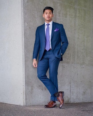Comment porter une cravate violet clair: Harmonise un costume bleu marine avec une cravate violet clair pour un look pointu et élégant. Pour les chaussures, fais un choix décontracté avec une paire de chaussures derby en cuir marron.