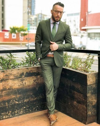 Comment porter une cravate verte: Pense à harmoniser un costume olive avec une cravate verte pour un look classique et élégant. Jouez la carte décontractée pour les chaussures et opte pour une paire de chaussures derby en cuir marron clair.