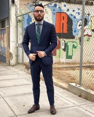 Comment porter une cravate bleu canard: Choisis un costume à rayures verticales bleu marine et une cravate bleu canard pour un look classique et élégant. Pourquoi ne pas ajouter une paire de chaussures derby en cuir bordeaux à l'ensemble pour une allure plus décontractée?