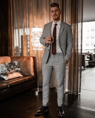 Comment porter une cravate bordeaux: Harmonise un costume gris avec une cravate bordeaux pour un look classique et élégant. Tu veux y aller doucement avec les chaussures? Complète cet ensemble avec une paire de chaussures derby en cuir noires pour la journée.