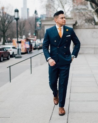 Comment porter une cravate orange: Associe un costume bleu marine avec une cravate orange pour une silhouette classique et raffinée. Pour les chaussures, fais un choix décontracté avec une paire de chaussures derby en cuir marron.