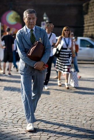 Comment porter une cravate en été après 50 ans: Associe un costume bleu avec une cravate pour une silhouette classique et raffinée. Tu veux y aller doucement avec les chaussures? Opte pour une paire de chaussures derby en daim blanches pour la journée. C'est un look parfait pour être fin prête pour cet été.