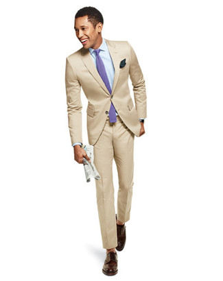 Comment porter une cravate violette: Associer un costume beige et une cravate violette créera un look pointu et élégant. Tu veux y aller doucement avec les chaussures? Opte pour une paire de chaussures derby en cuir marron foncé pour la journée.