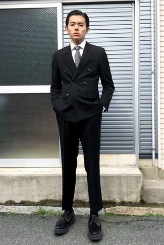 Comment porter une cravate grise: Essaie d'harmoniser un costume noir avec une cravate grise pour un look classique et élégant. Pourquoi ne pas ajouter une paire de chaussures derby en cuir épaisses noires à l'ensemble pour une allure plus décontractée?