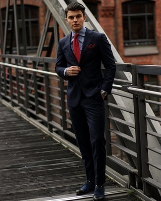 Comment porter une cravate en tricot rouge: Essaie d'harmoniser un costume bleu marine avec une cravate en tricot rouge pour dégager classe et sophistication. Jouez la carte décontractée pour les chaussures et termine ce look avec une paire de chaussures derby en toile bleu marine.