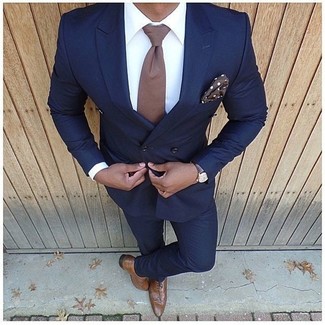 Comment porter une cravate marron: Porte un costume bleu marine et une cravate marron pour un look pointu et élégant. Jouez la carte décontractée pour les chaussures et assortis cette tenue avec une paire de chaussures richelieu en cuir marron.