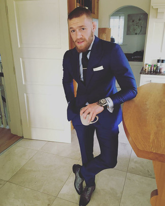 Tenue de Conor McGregor: Costume bleu marine, Chemise de ville à rayures verticales bleu clair, Chaussures richelieu en cuir gris foncé, Cravate noire
