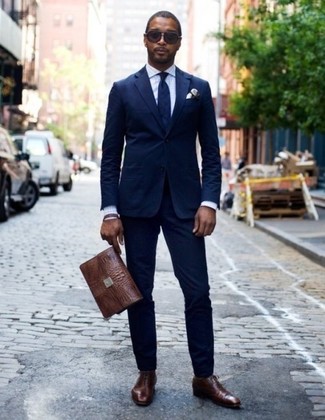 Comment porter une cravate écossaise bleue: Essaie de marier un costume bleu marine avec une cravate écossaise bleue pour une silhouette classique et raffinée. Jouez la carte décontractée pour les chaussures et opte pour une paire de chaussures richelieu en cuir marron foncé.