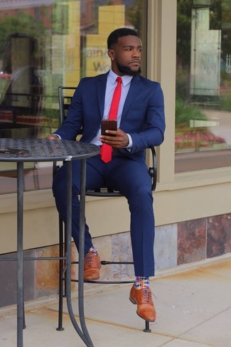 Comment porter une cravate rouge en été: Essaie d'associer un costume bleu avec une cravate rouge pour un look classique et élégant. Jouez la carte décontractée pour les chaussures et fais d'une paire de chaussures richelieu en cuir marron clair ton choix de souliers. C'est un look sublime pour l'été.